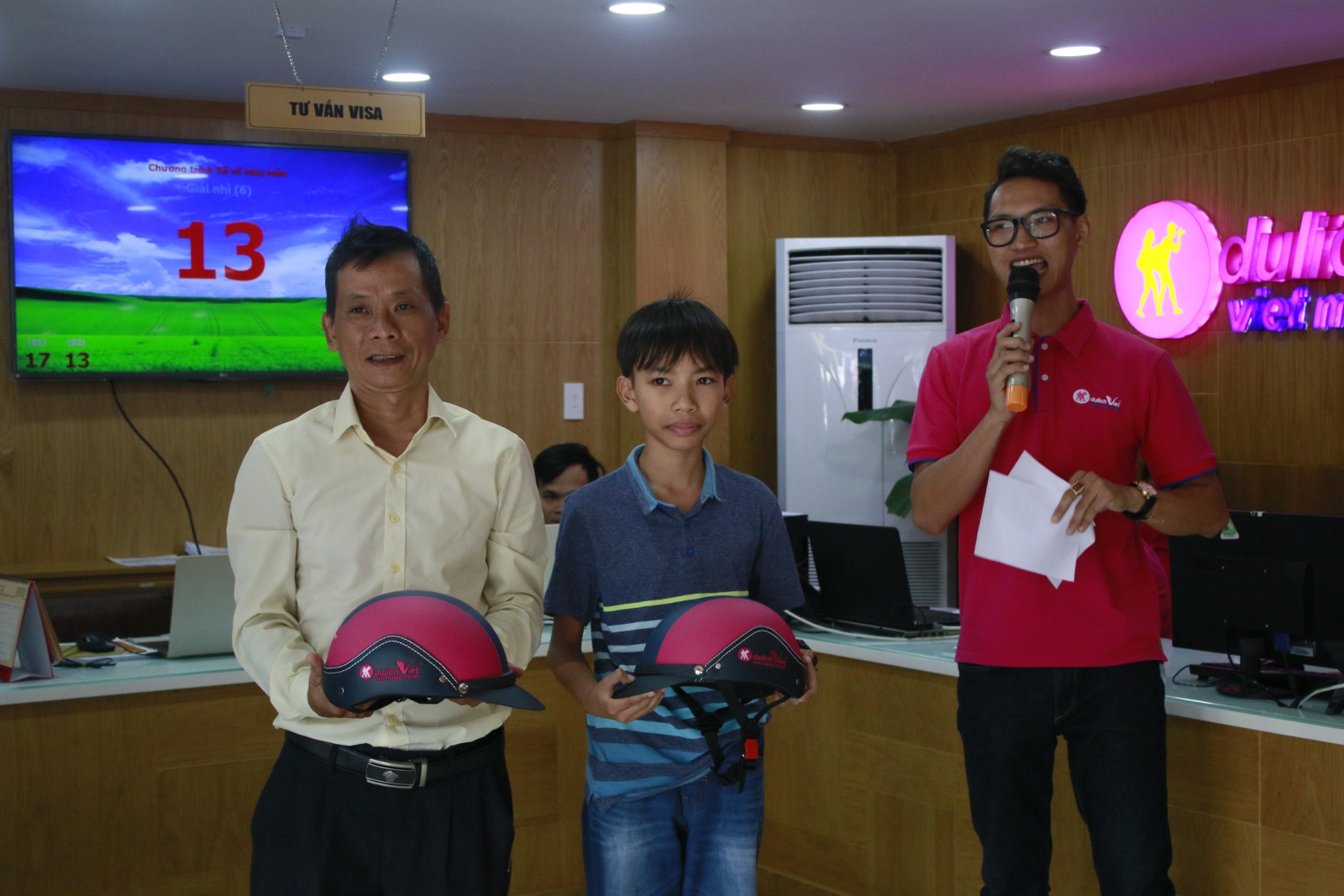 Hai khách hàng nhận giải ba tuần
