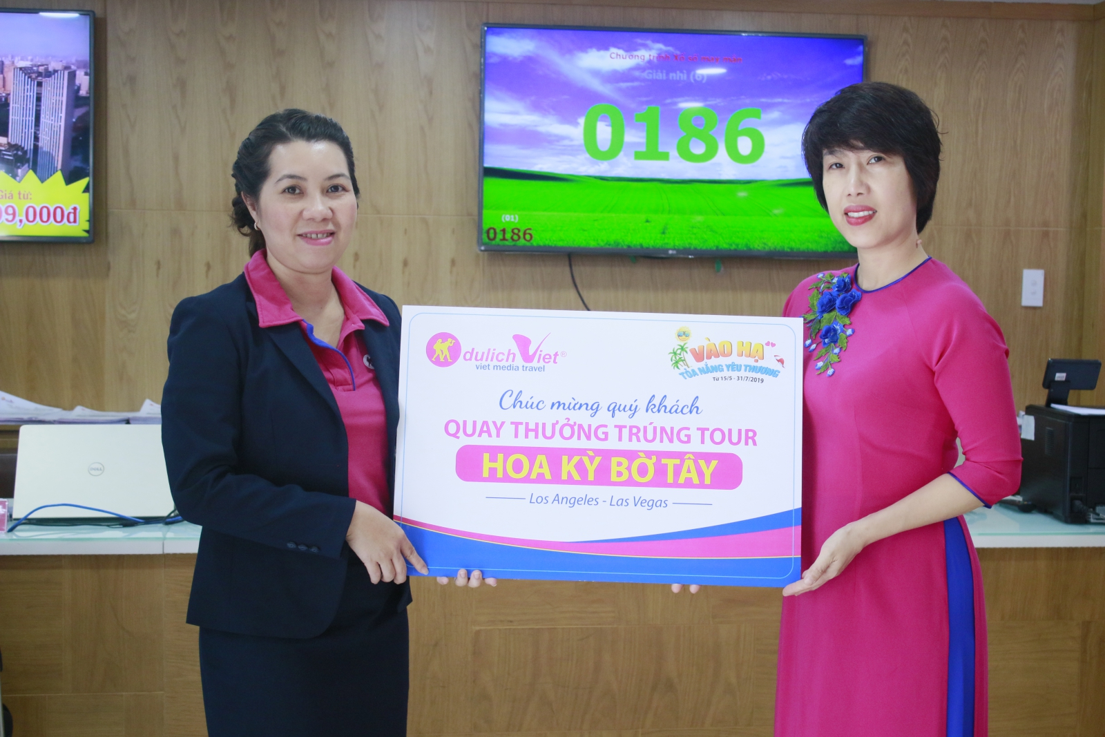 Khách hàng Nguyễn Ngọc Phương Vy nhận giải đặc biệt Tour Hoa Kỳ bờ Tây