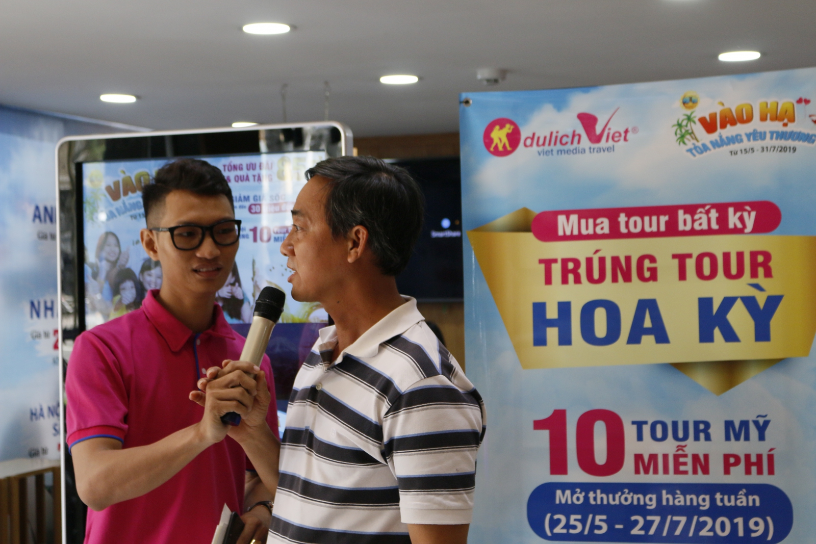 Nụ cười rạng rỡ của khách hàng tại sự kiện