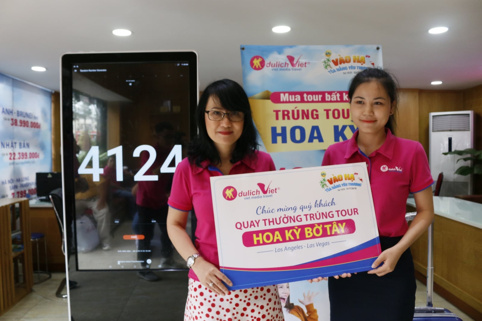 Đại diện Du Lịch Việt trao giải thưởng tượng trưng cho bộ phận tour Châu Âu