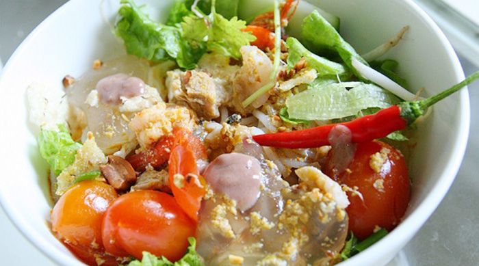 Bún giấm nuốc với nước dùng đỏ cam hấp dẫn