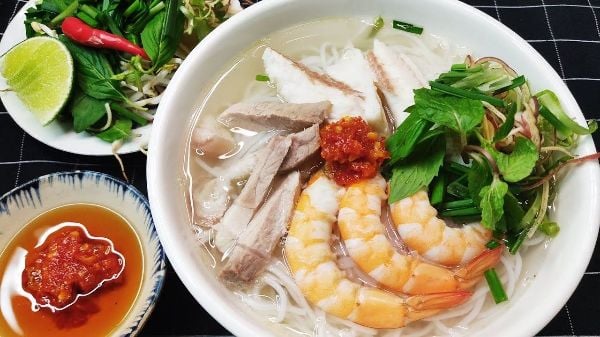 Bát bún nước lèo Sóc Trăng với tôm, cá lóc và rau sống tươi ngon