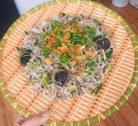 Bún xào đơn giản với thịt ngán và hành phi.