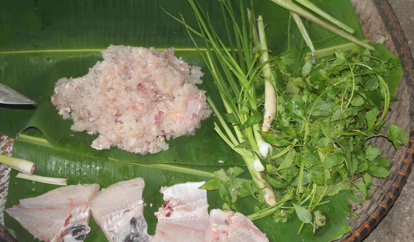 Trộn đều thịt c&aacute;, kiến v&agrave; trứng để ho&agrave;n th&agrave;nh m&oacute;n ăn
