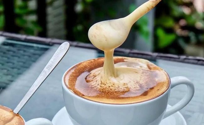 Cà phê trứng: Một ly cà phê trứng thơm ngon với lớp bọt dày mịn.
