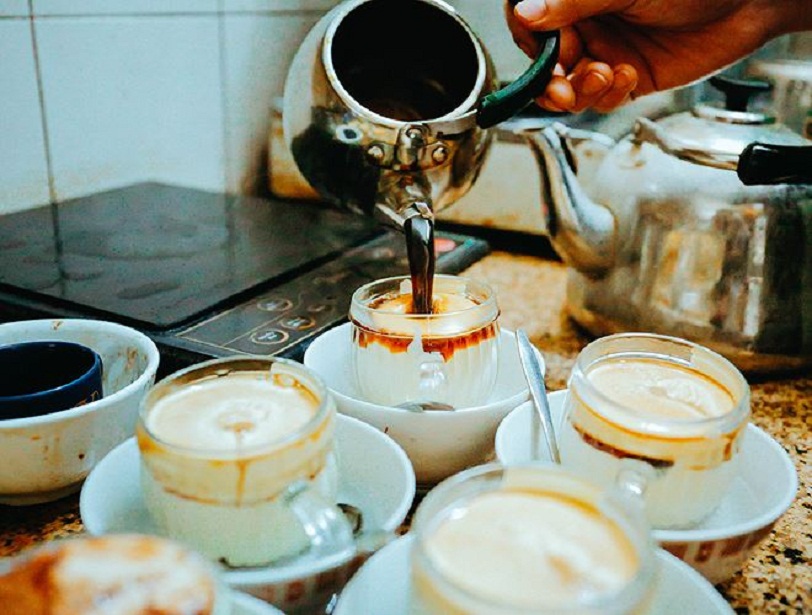 Để cà phê trứng ngon hơn, bạn nên sử dụng cà phê hạt rang xay và tự xay tại nhà.