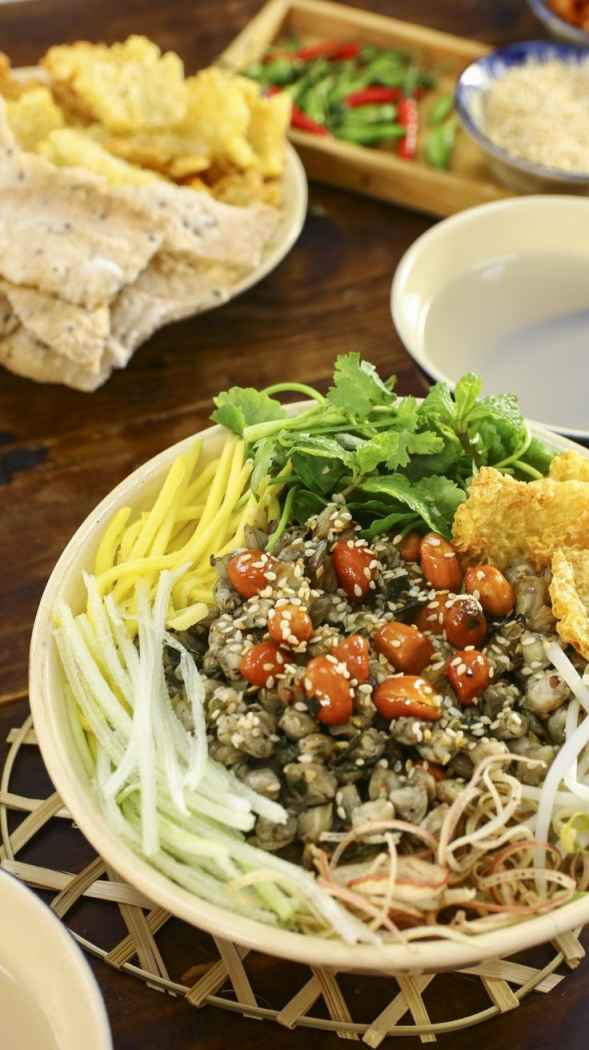 Ăn cơm hến nên tách riêng canh và cơm ra từng bát sẽ ngon hơn