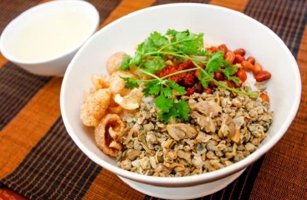 Cơm hến là một trong những đặc sản của xứ Huế