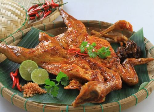 G&agrave; được nướng tr&ecirc;n than hồng cho lớp da v&agrave;ng &oacute;ng