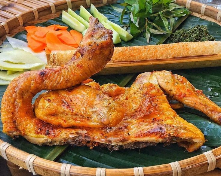 M&oacute;n g&agrave; nướng cơm lam, một trong những đặc sản đ&aacute;ng thử khi đến T&acirc;y Nguy&ecirc;n