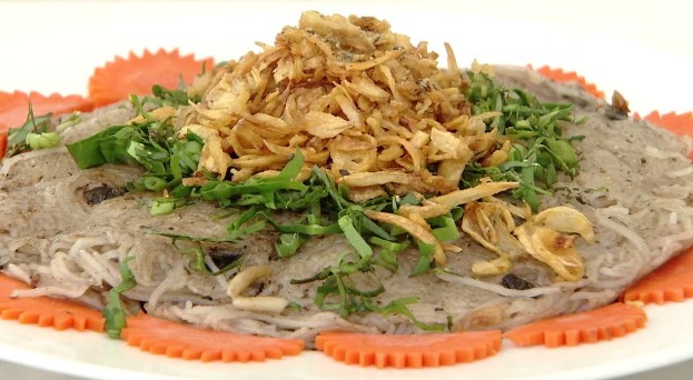 Gỏi ngán với hương vị đan xen của nhiều loại nguyên liệu hòa quyện cùng nhau.