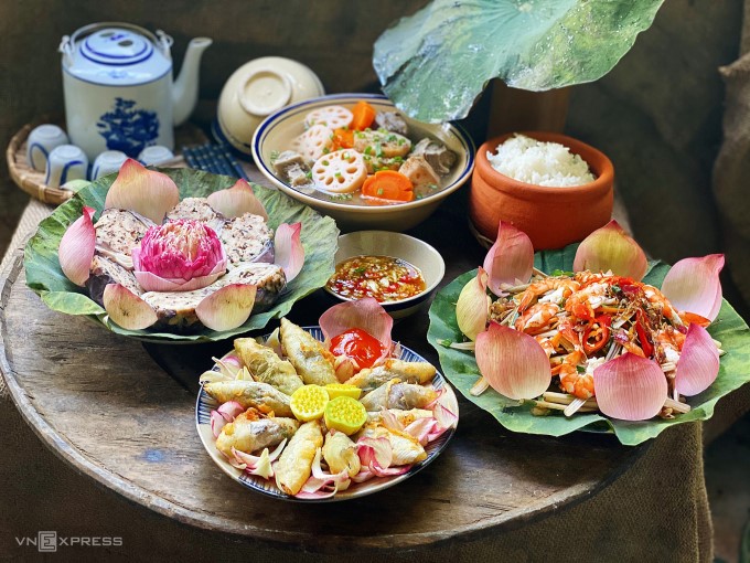 Hình ảnh mâm cơm gia đình miền Tây với món gỏi ngó sen đặt ở trung tâm, gợi lên sự sum vầy và ấm áp.