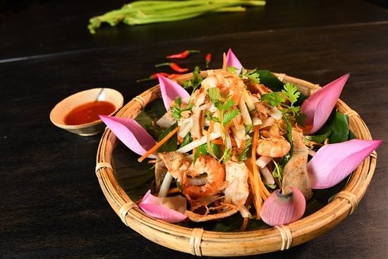 Đĩa gỏi ngó sen với tôm, thịt và rau sống, không chỉ ngon miệng mà còn mang lại giá trị dinh dưỡng cao.
