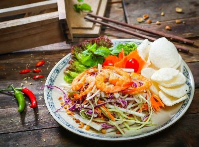 Món gỏi ngó sen đặt trên bàn gỗ mộc mạc, gợi lên sự gần gũi và đậm chất miền Tây.