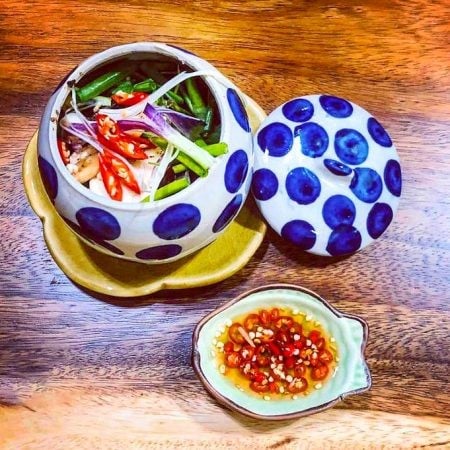 Món mắt cá ngừ hấp dẫn với nước chấm chua cay đặc trưng.