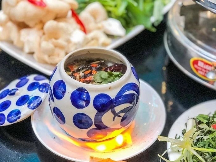 Mắt cá ngừ được hầm trong chén đất, giữ nguyên vị béo đặc trưng.