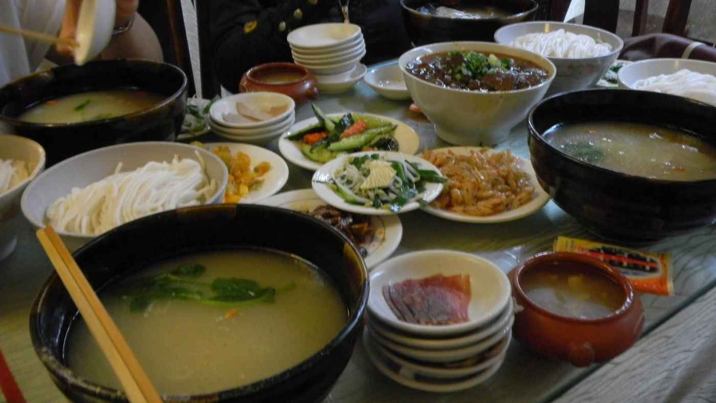 Độc đáo trong thưởng thức mì qua cầu