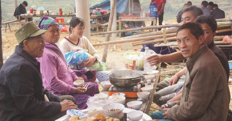 Du khách có thể thưởng thức thắng cố ở phiên chợ Đồng Văn, Bắc Hà