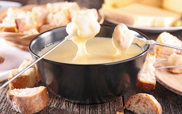 Ẩm thực Thụy Sĩ với món lẩu phô mai Fondue