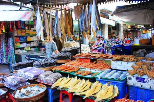 Khung cảnh trong chợ Tịnh Biên ở An Giang