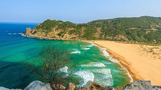 Biển Bãi Môn hiện lên như một bức tranh thiên nhiên tươi đẹp tràn ngập sắc màu