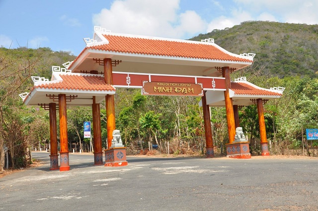 Núi Minh Đạm dài 8km và cao 355m, với 3 mặt giáp biển