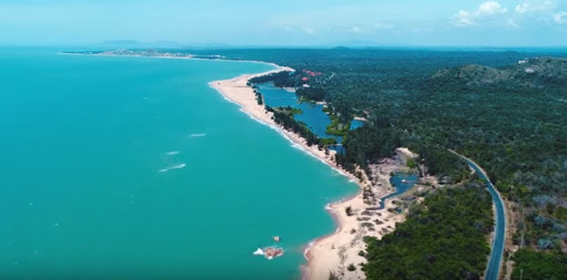 Bãi biển Long Hải hoang sơ, bình dị với làn nước trong xanh