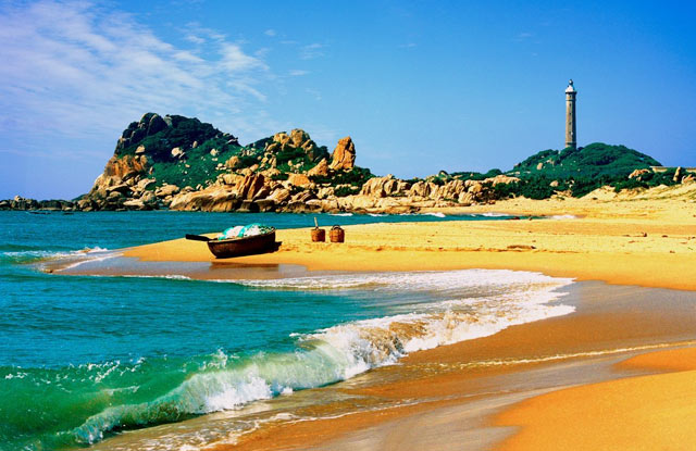 Bãi biển Kê Gà với ngọn hải đăng lâu đời