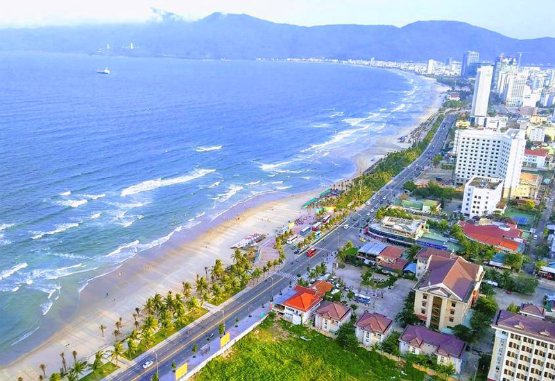 Khung cảnh thơ mộng của bãi biển Mỹ Khê vào dịp Tết Dương lịch