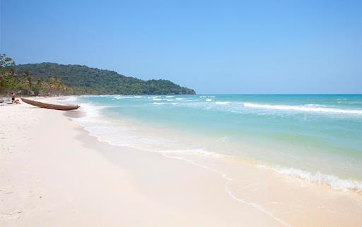 Bãi biển Trà Cổ với hàng phi lao xanh mát và bờ cát trải dài.