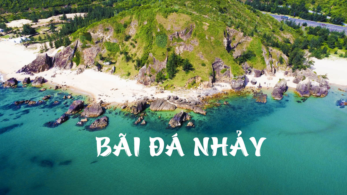 Bãi Đá Nhảy với những khối đá độc đáo