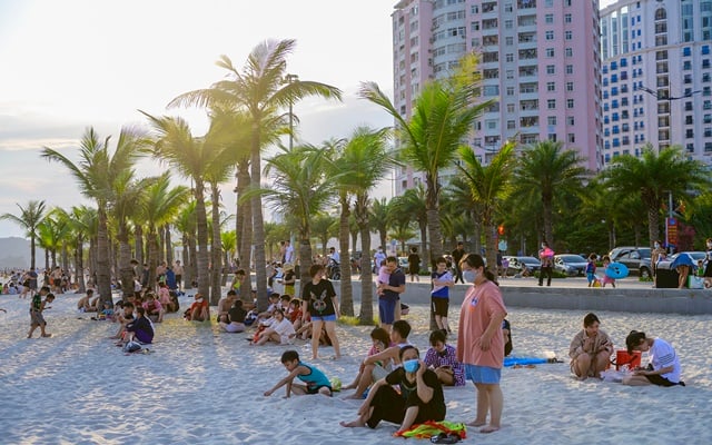 Bãi tắm Hòn Gai sở hữu biển trong xanh, cát trắng mịn