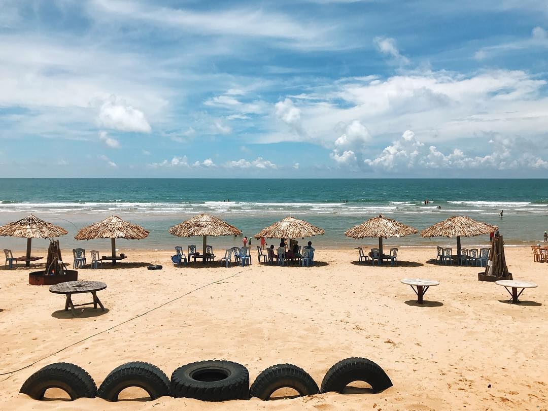 Khung cảnh trên bờ biển của bãi tắm Minh Châu