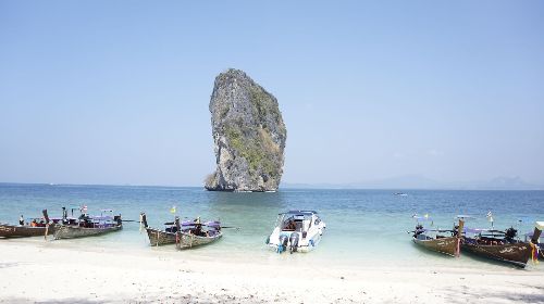 Khung cảnh tươi đẹp của bãi biển Vân Đồn