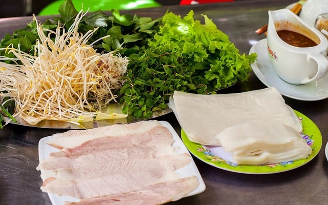 Thưởng thức bánh tráng cuốn thịt heo tại chợ Cồn