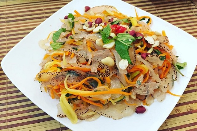 Đặc sản gỏi sứa tại Quy Nhơn là món khó có thể bỏ qua.