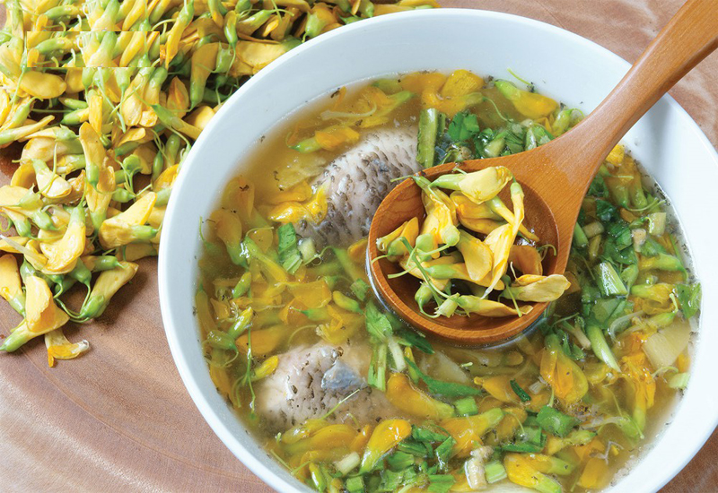 Đến An Giang mùa nước nổi, bạn sẽ được thưởng thức những món ngon từ cá linh và bông điên điển