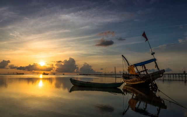 Hoàng hôn lãng mạn tại làng chài Hàm Ninh