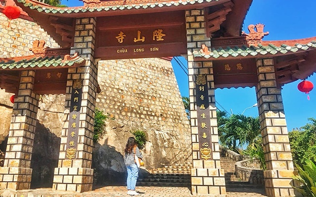 Check in tại chùa Long Sơn Núi Sam