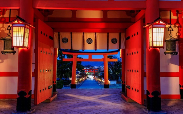 Tham quan đền Fushimi Inari Taisha vào ban đêm
