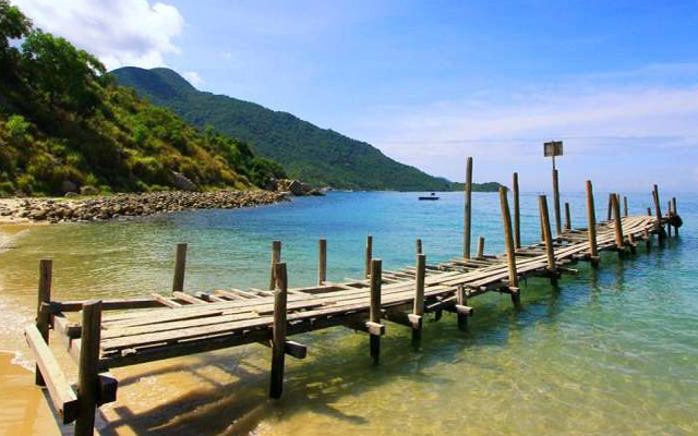 Check-in tại cầu cảng Hàm Ninh với view biển tuyệt đẹp