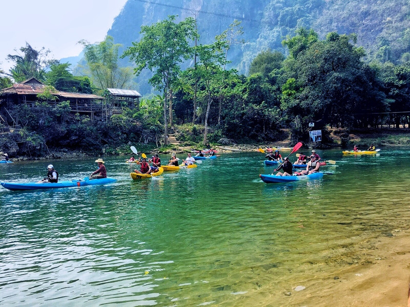 Chèo thuyền kayak trên dòng sông Nậm Song thơ mộng ở Vang Vieng