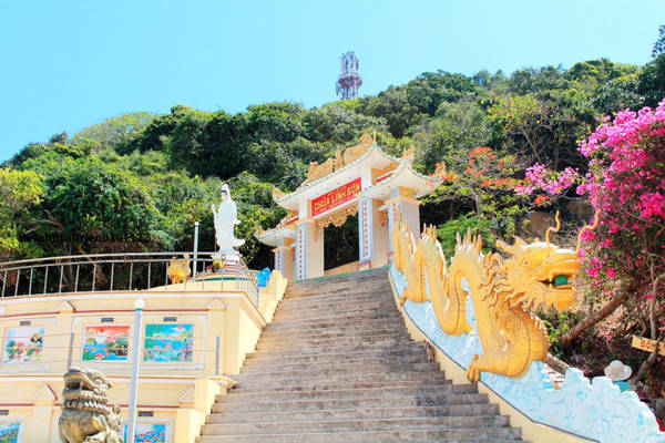 Chùa Linh Sơn trên núi Cao Cát
