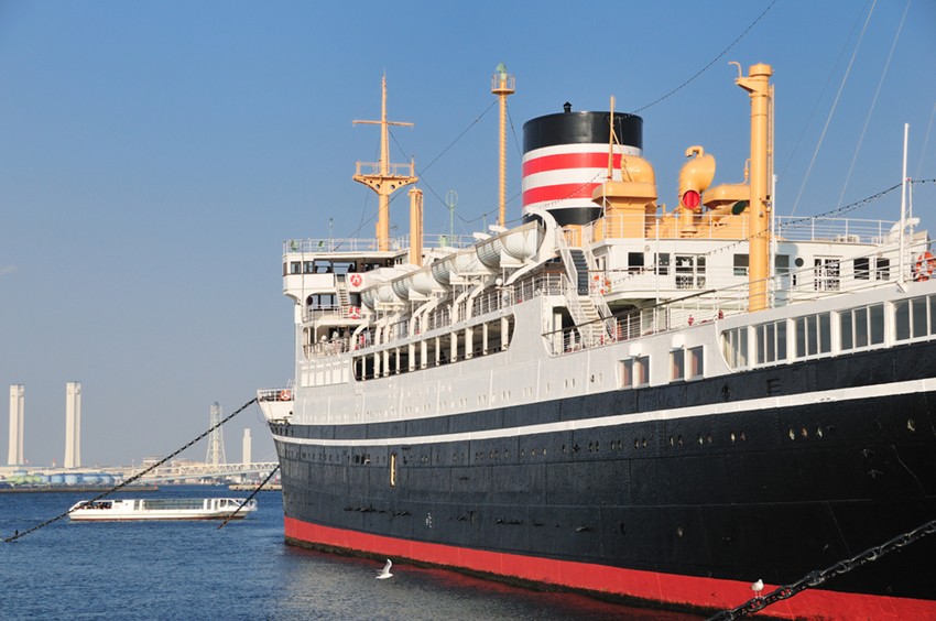 Con tàu Hikawa Maru lịch sử neo đậu tại bến cảng Yokohama, một biểu tượng của công viên Yamashita.