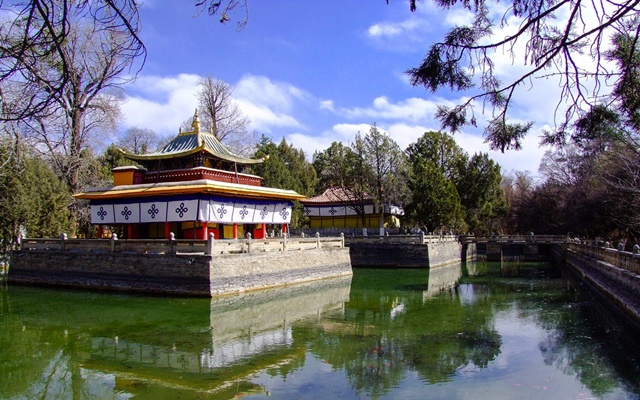 Cung điện Norbulingka Tây Tạng với kiến trúc truyền thống