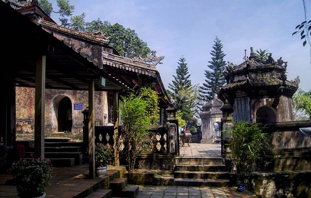 Điện Hòn Chén với kiến trúc độc đáo và ý nghĩa tâm linh sâu sắc.
