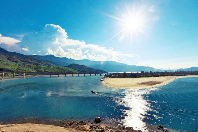 Biển Lăng Cô tĩnh lặng, yên bình với vẻ đẹp tự nhiên hoang sơ.