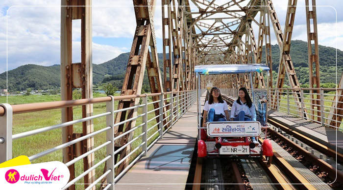 dap-xe-tren-duong-ray-xe-lua-han-quoc-du-lich-viet