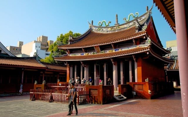 Tham quan đền Khổng Tử cổ kính