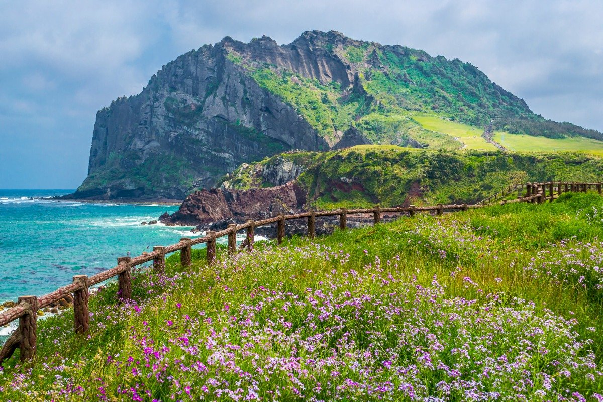 Toàn cảnh đảo Jeju với núi lửa và bờ biển xanh ngắt